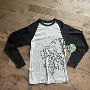 3/$20 NWT Sonic the Hedgehog Raglan Shirt. Size small
